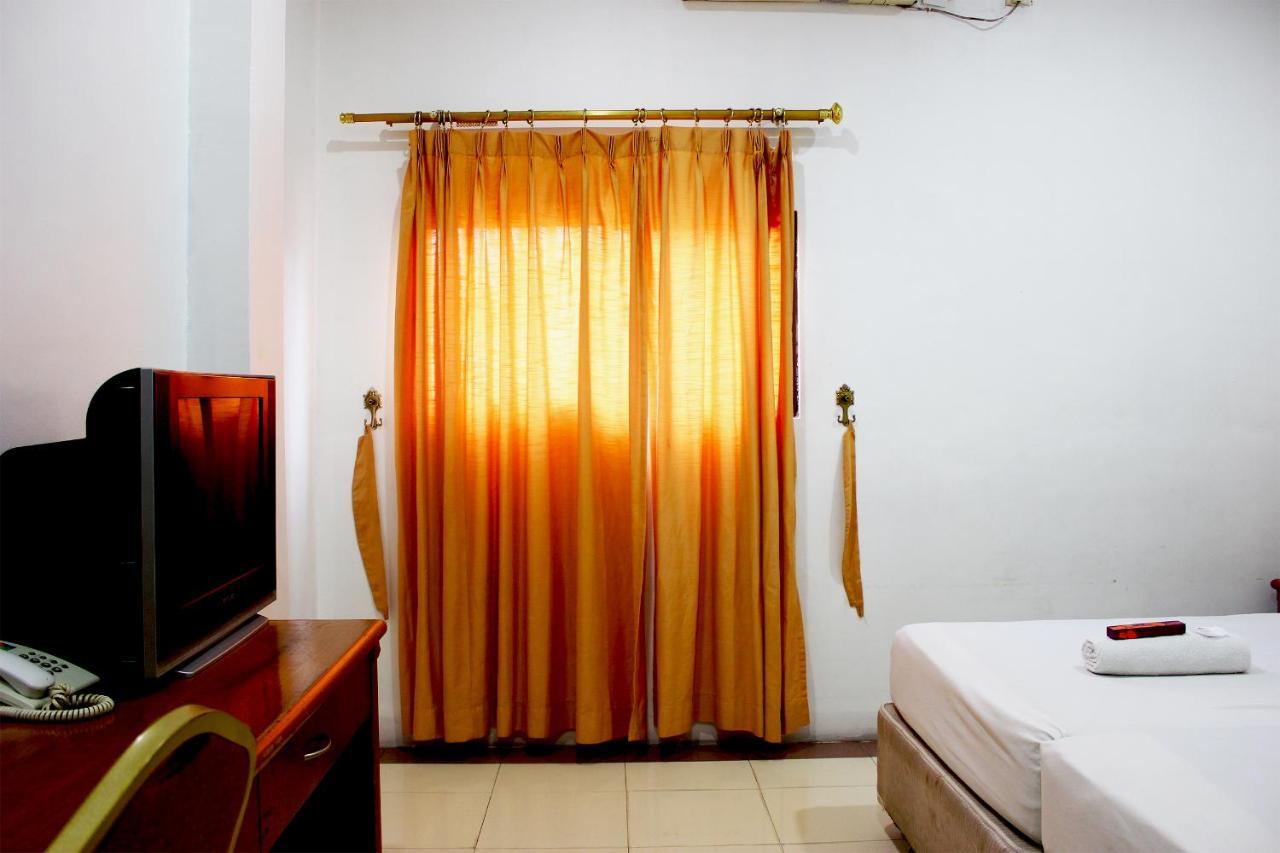 Sabrina Hotel Sisingamangaraja Пеканбару Экстерьер фото