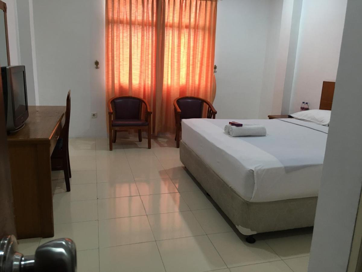 Sabrina Hotel Sisingamangaraja Пеканбару Экстерьер фото